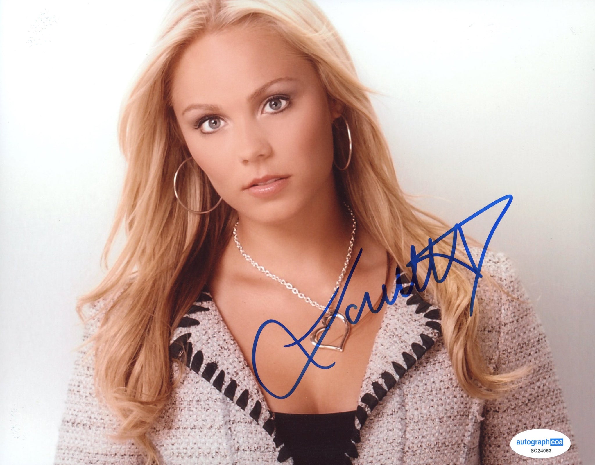 danita watson add laura vandervoort sexy photo