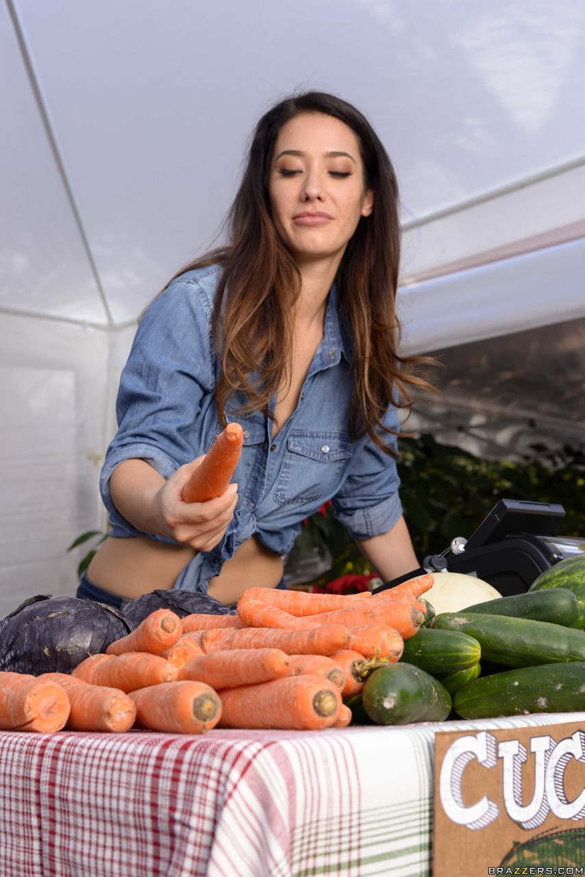 danny linn add eva lovia farmers market photo